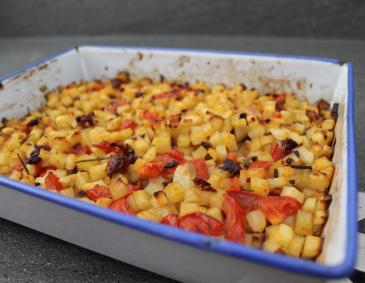 Mediterrane Erdäpfel mit Oliven und Tomaten Mediterrane Erdäpfel mit Oliven und Tomaten