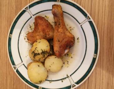 Huhn auf Thymian-Erdäpfel Huhn auf Thymian-Erdäpfel