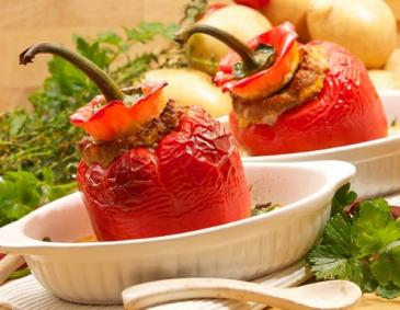 Gefüllte Paprika mit Paradeisersauce - Grundrezept Gefüllte Paprika mit Paradeisersauce - Grundrezept