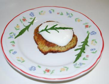 Zucchini-Blinis mit Zitrone-Knoblauch-Dip Zucchini-Blinis mit Zitrone-Knoblauch-Dip