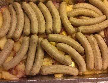 Bratwürstel mit Äpfeln und Zwiebeln vom Grill Bratwürstel mit Äpfeln und Zwiebeln vom Grill