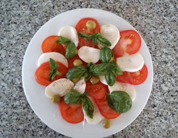 Tomaten-Mozzarella-Salat mit Basilikum Tomaten-Mozzarella-Salat mit Basilikum
