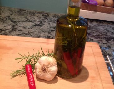 Rosmarin-Chili-Knoblauch-Öl Rosmarin-Chili-Knoblauch-Öl