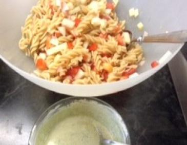Nudelsalat mit Joghurt-Kernöldressing Nudelsalat mit Joghurt-Kernöldressing