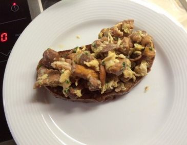 Eierschwammerl auf geröstetem Schwarzbrot Eierschwammerl auf geröstetem Schwarzbrot