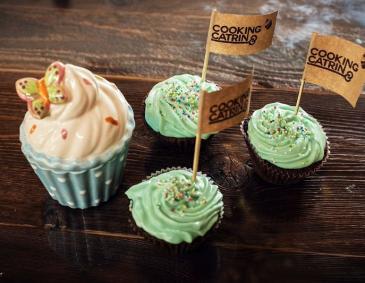 Schokoladencupcakes mit bunten Topping Schokoladencupcakes mit bunten Topping