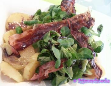 Lauwarmer Erdäpfel-Vogerlsalat mit Speck-Chip und Kürbiskernöl Lauwarmer Erdäpfel-Vogerlsalat mit Speck-Chip und Kürbiskernöl