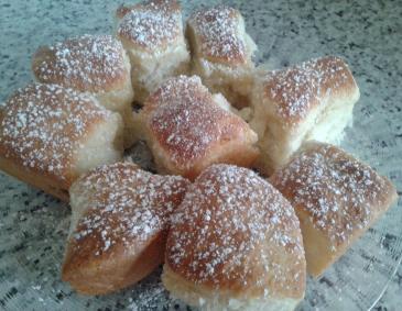 Buchteln mit Zwetschkenmarmelade Buchteln mit Zwetschkenmarmelade