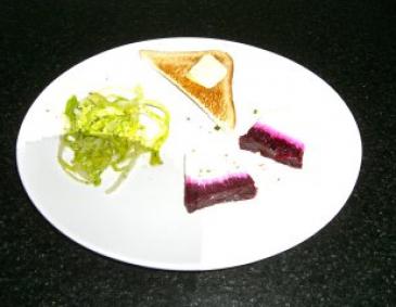 Rote Rüben-Meerrettich-Obers-Terrine Rote Rüben-Meerrettich-Obers-Terrine