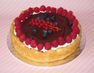 Nutella-Schoko-Torte mit Sommerbeeren Nutella-Schoko-Torte mit Sommerbeeren