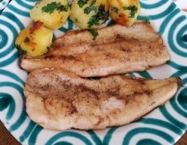 Gebratene Scholle mit Kräuterkartoffeln Gebratene Scholle mit Kräuterkartoffeln