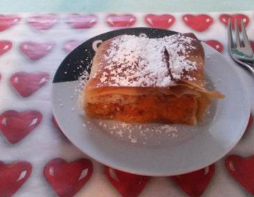 Marillenstrudel mit Marzipan Marillenstrudel mit Marzipan