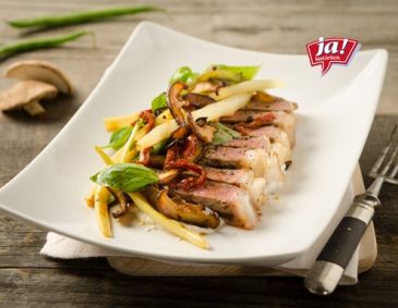 Rosa Beiried mit Shiitake-Fisolen-Salat Rosa Beiried mit Shiitake-Fisolen-Salat