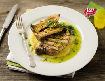 Gegrillte Schweinskoteletts mit Kräuterseitlingen auf Polenta Gegrillte Schweinskoteletts mit Kräuterseitlingen auf Polenta
