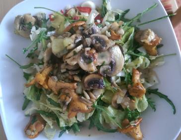 Gebratene Pilze auf Blattsalat Gebratene Pilze auf Blattsalat