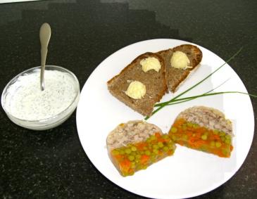 Kalbsterrine mit Karotten, Erbsen und Sellerie Meerrettich Kalbsterrine mit Karotten, Erbsen und Sellerie Meerrettich