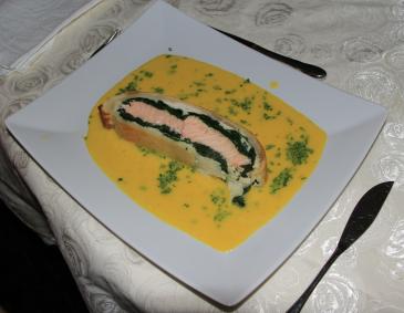 Lachs in Blätterteig mit Basilikumsauce Lachs in Blätterteig mit Basilikumsauce