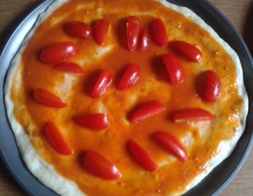 Pizza mit Cherrytomaten und Basilikum Pizza mit Cherrytomaten und Basilikum