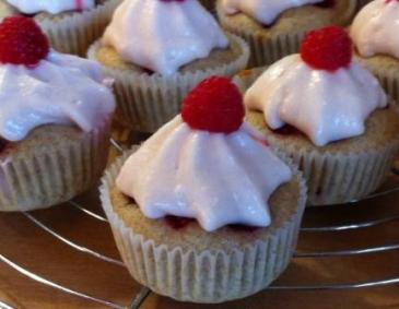 Cupcakes mit Amaretti und Himbeer-Mascarpone-Creme Cupcakes mit Amaretti und Himbeer-Mascarpone-Creme