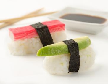 Sushi mit Avocado und Surimi Sushi mit Avocado und Surimi