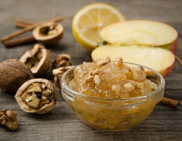 Bratapfelmarmelade mit Zimt und Nüssen Bratapfelmarmelade mit Zimt und Nüssen