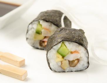 Maki mit Garnelen, Gurke und Shiitake Maki mit Garnelen, Gurke und Shiitake