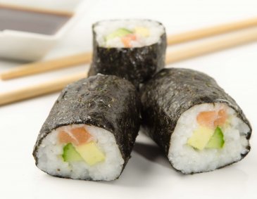 Maki mit Lachs, Gurke und Avocado Maki mit Lachs, Gurke und Avocado