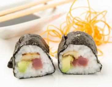 Maki mit Thunfisch, Avocado und Shiitake Maki mit Thunfisch, Avocado und Shiitake