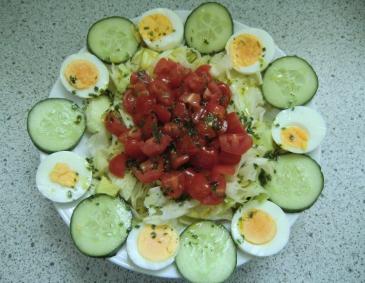 Gurken-Tomatensalat mit Ei Gurken-Tomatensalat mit Ei