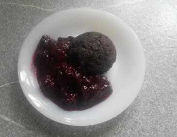 Schokomuffins mit warmer Brombeersauce Schokomuffins mit warmer Brombeersauce