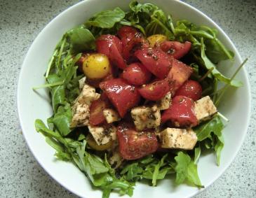 Rucola-Tomatensalat mit Mozzarella Rucola-Tomatensalat mit Mozzarella