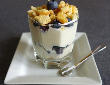 Joghurt-Beerencreme mit Crunchy Joghurt-Beerencreme mit Crunchy