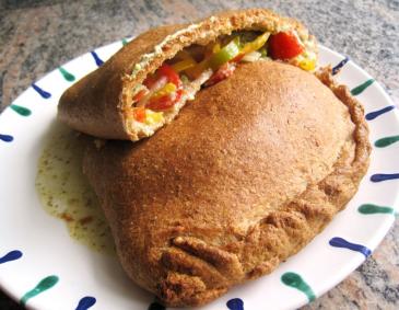 Calzone mit Paprika und Paradeisern Calzone mit Paprika und Paradeisern