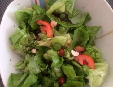 Häuptelsalat mit Nüssen und Trauben Häuptelsalat mit Nüssen und Trauben