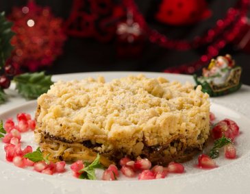 Süßer Dinkelspaghetti-Crumble mit Granatapfel Süßer Dinkelspaghetti-Crumble mit Granatapfel
