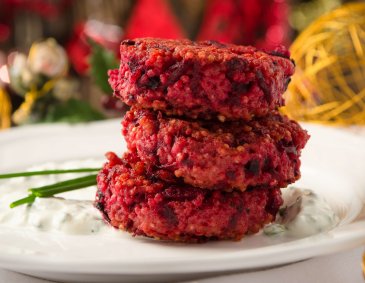Rote-Rüben-Goldhirse-Laibchen mit Sauerrahm-Schnittlauch-Dip Rote-Rüben-Goldhirse-Laibchen mit Sauerrahm-Schnittlauch-Dip
