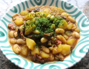 Kartoffelgulasch mit Bohnen und Pilzen Kartoffelgulasch mit Bohnen und Pilzen