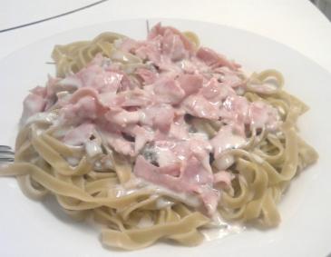 Tagliatelle mit Schinken-Roquefort-Sauce Tagliatelle mit Schinken-Roquefort-Sauce