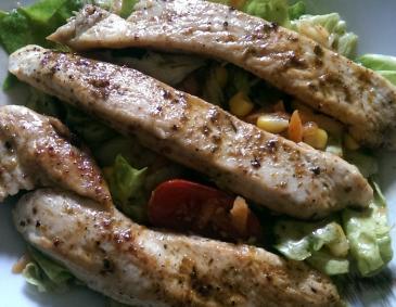 Putenstreifen auf gemischtem Salat Putenstreifen auf gemischtem Salat