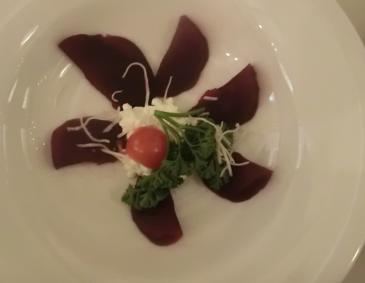 Rote-Rüben-Carpaccio mit Frischkäse Rote-Rüben-Carpaccio mit Frischkäse