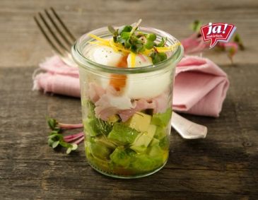 Ei im Glas auf Schinken-Avocado-Bett Ei im Glas auf Schinken-Avocado-Bett