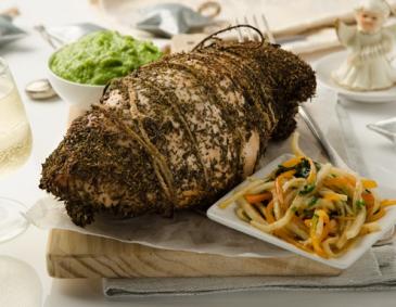 Truthahnrollbraten auf Erbsenpüree Truthahnrollbraten auf Erbsenpüree