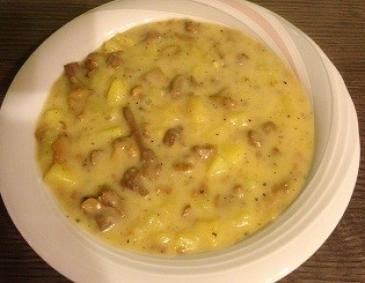 Eierschwammerlsuppe mit Kartoffeln Eierschwammerlsuppe mit Kartoffeln