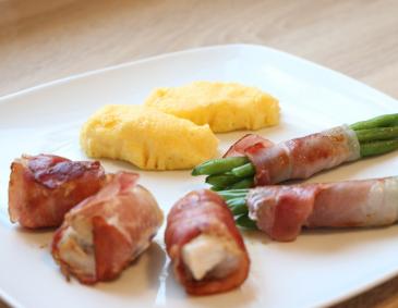 Schweinsmedaillons im Speckmantel mit Bohnen und Polenta Schweinsmedaillons im Speckmantel mit Bohnen und Polenta