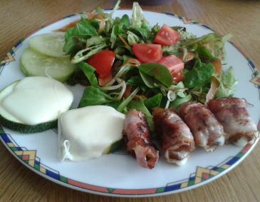 Salat mit Schafskäse-Datteln im Speckmantel Salat mit Schafskäse-Datteln im Speckmantel