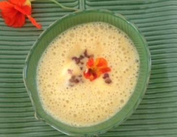 Karottensuppe mit Speckwürferl und Kapuzinerkresse Karottensuppe mit Speckwürferl und Kapuzinerkresse