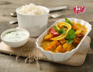Kürbis-Karotten-Pfefferoni-Curry mit Minze-Sojajoghurt-Dip