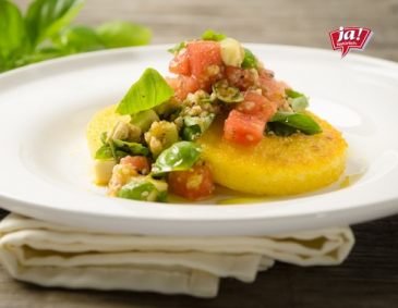 Maisgrieß-Laibchen mit Avocado-Melonen-Salsa
