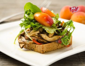 Rucola-Salat mit gebratenen Pilzen und Marillen Rucola-Salat mit gebratenen Pilzen und Marillen