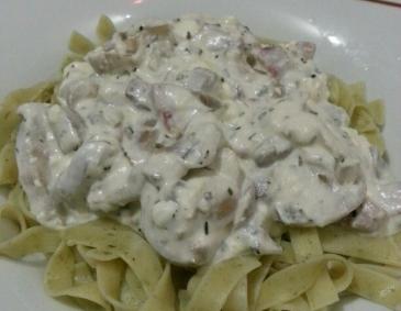 Kräuternudeln mit Champignon-Sauce Kräuternudeln mit Champignon-Sauce